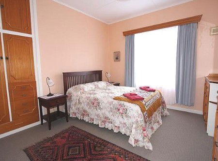 The Pines Holiday Home - Kalgoorlie Accommodation 3