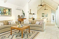Absolute Beachfront Belongil Summerhouse - Kalgoorlie Accommodation 1