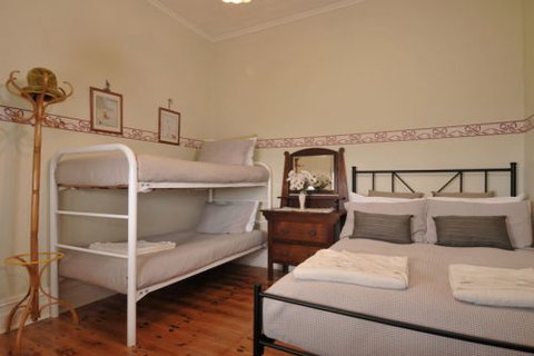 Charlie Bates Cottage - Kalgoorlie Accommodation 4