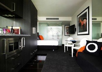 Art Series - The Cullen - Kalgoorlie Accommodation 7