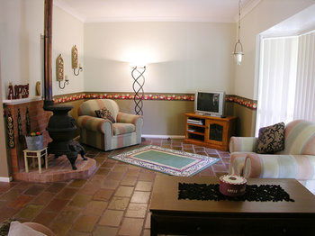Apple Tree Cottage & Studio - Kalgoorlie Accommodation 11