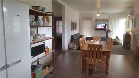 Lakeside Vista Holiday House - Kalgoorlie Accommodation 0