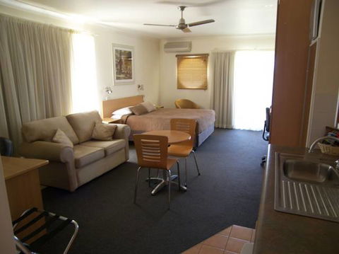 Aston Hill Motor Lodge - Kalgoorlie Accommodation 3