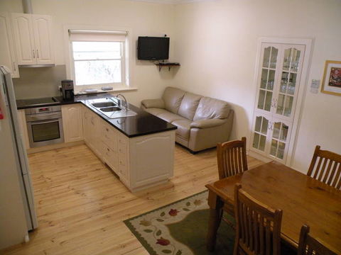 MacDonnell House (Naracoorte Cottages) - Kalgoorlie Accommodation 2