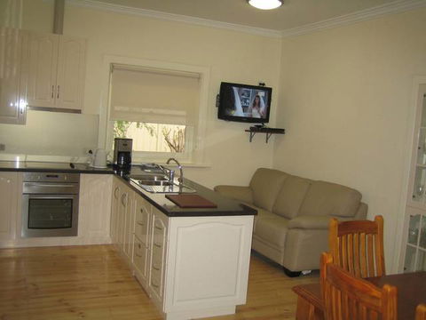 MacDonnell House (Naracoorte Cottages) - Kalgoorlie Accommodation 3