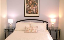The White House Apartment - Kalgoorlie Accommodation 4