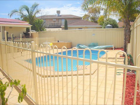 Christies Cottage For Holidays And Relocations. - Kalgoorlie Accommodation 1