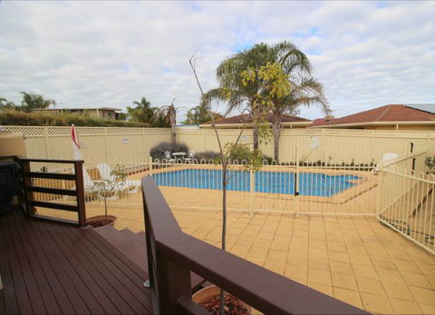 Christies Cottage For Holidays And Relocations. - Kalgoorlie Accommodation 21