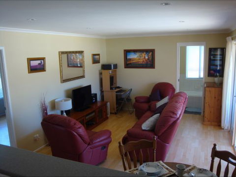 Christies Cottage For Holidays And Relocations. - Kalgoorlie Accommodation 24