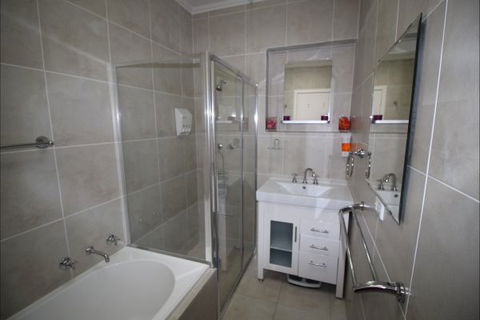 Christies Cottage For Holidays And Relocations. - Kalgoorlie Accommodation 14