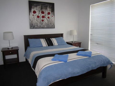 The Waterfront Dolphin - Kalgoorlie Accommodation 2
