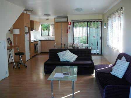 Davey Place Holiday Townhouses - Kalgoorlie Accommodation 3