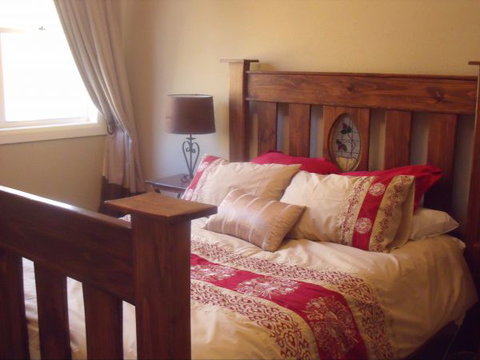 White Cedars Cottage - Kalgoorlie Accommodation 2