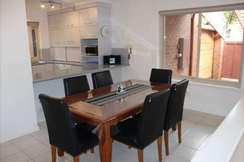 Adelaide Serviced Accommodation - Childers House - Kalgoorlie Accommodation 2