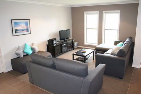Adore 6 Villa - Kalgoorlie Accommodation 3