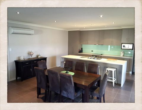 Adore 6 Villa - Kalgoorlie Accommodation 4