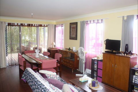 The Red House - Kalgoorlie Accommodation 2