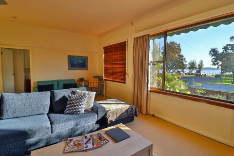 A Reflection On The Lake - Kalgoorlie Accommodation 0