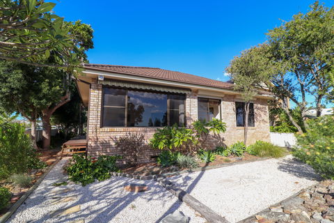 A Reflection On The Lake - Kalgoorlie Accommodation 1