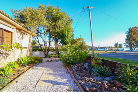 A Reflection On The Lake - Kalgoorlie Accommodation 7