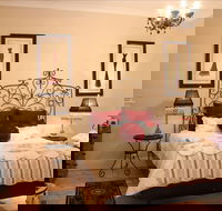 Azalea Cedar-Rose Villa - Kalgoorlie Accommodation