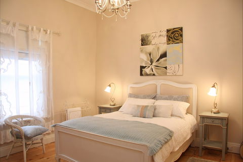 Azalea Cedar-Rose Villa - Kalgoorlie Accommodation 2