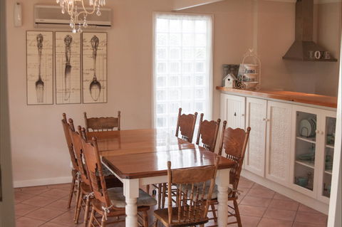 Azalea Cedar-Rose Villa - Kalgoorlie Accommodation 5
