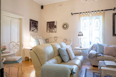 Azalea Cedar-Rose Villa - Kalgoorlie Accommodation 8