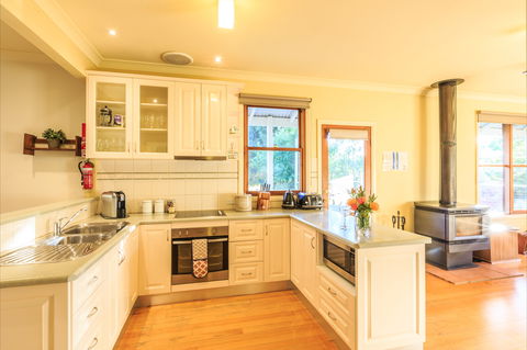 Country House Retreat - Kalgoorlie Accommodation 1