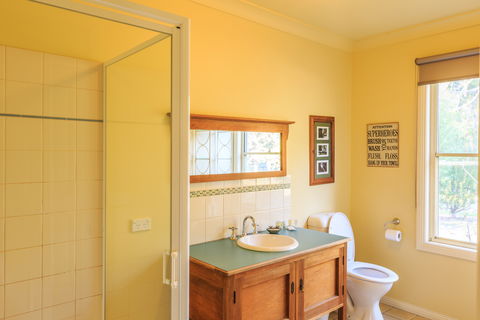 Country House Retreat - Kalgoorlie Accommodation 8