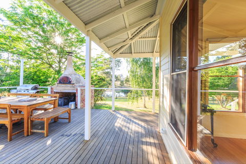 Country House Retreat - Kalgoorlie Accommodation 9