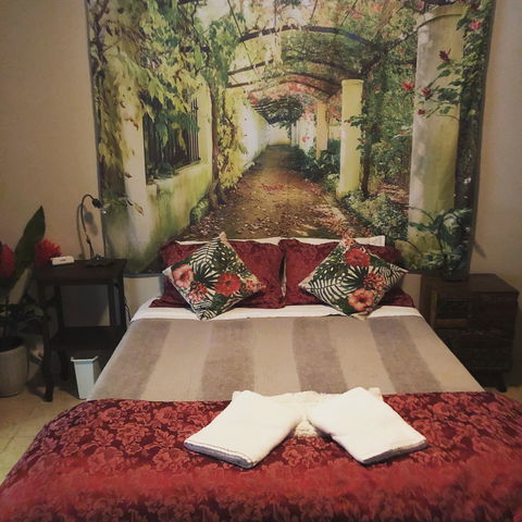 Whitsundays BnB Retreat - Kalgoorlie Accommodation 0