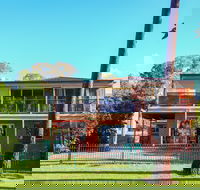 Kingfisher Lakehouse - Kalgoorlie Accommodation