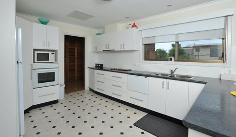Seaview's Holiday House - Kalgoorlie Accommodation 0