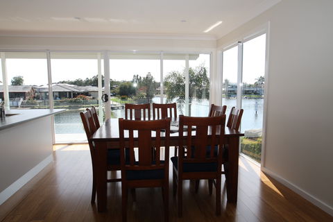 Waterfront Holiday Home - Kalgoorlie Accommodation 2