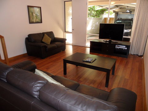 Adelaide Serviced Accommodation - Archer Townhouse - Kalgoorlie Accommodation 0