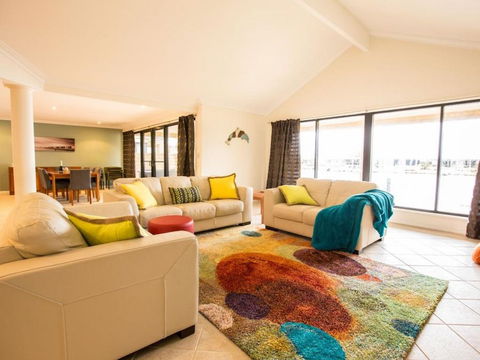 Canal Elegance In Yunderup - Kalgoorlie Accommodation 0