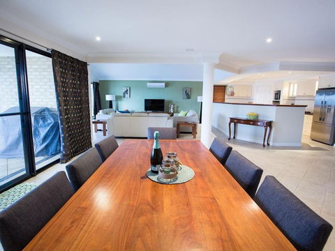 Canal Elegance In Yunderup - Kalgoorlie Accommodation 1