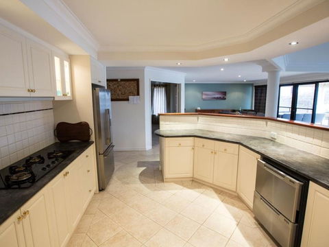 Canal Elegance In Yunderup - Kalgoorlie Accommodation 2