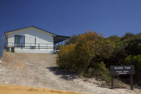 Island Time - Kalgoorlie Accommodation 0