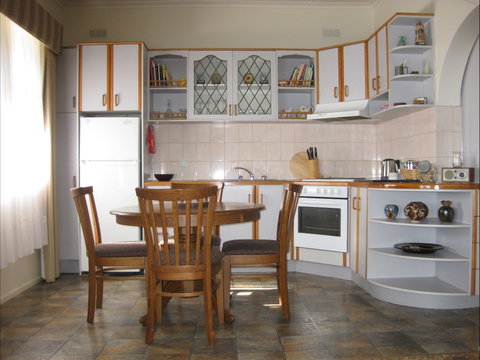 Peel Cottage - Kalgoorlie Accommodation 2