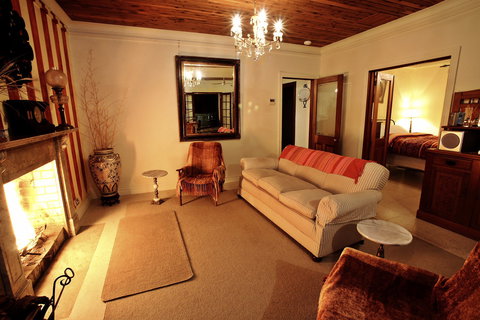 Yellow Cottage - Kalgoorlie Accommodation 1