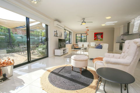 Bright Uptown - Kalgoorlie Accommodation 0