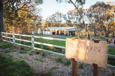 Strawhouse - Kalgoorlie Accommodation 0