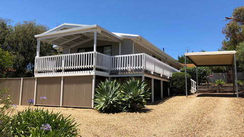 Catching Waves - Kalgoorlie Accommodation 0