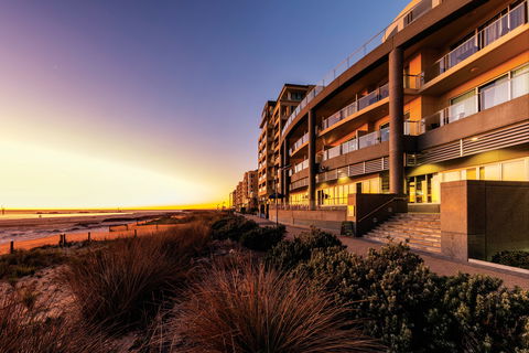Oaks Glenelg Plaza Pier Suites - Kalgoorlie Accommodation 0