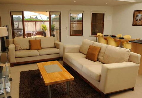 Sackville Apt No 1 - Kalgoorlie Accommodation 2