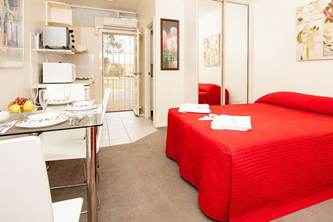 Canberra Short Term & Holiday Accommodation - Kalgoorlie Accommodation 0