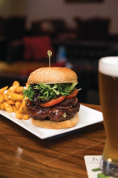 Dolly’s Bar & The Hibiscus Tavern - Kalgoorlie Accommodation 1