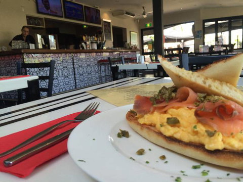 Dolly’s Bar & The Hibiscus Tavern - Kalgoorlie Accommodation 2